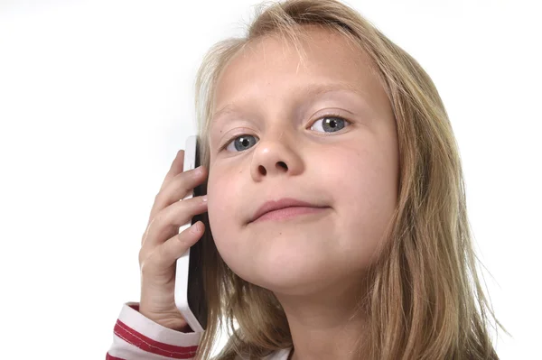 Närbild uppriktig porträtt av vackra kvinnliga barn med blont hår och blå ögon med hjälp av mobiltelefon Talking Happy — Stockfoto