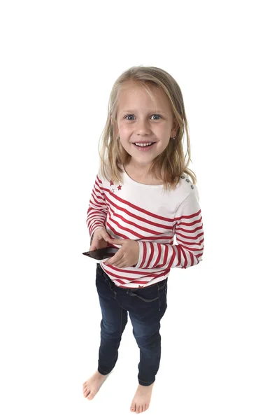 Hermosa niña con el pelo rubio y ojos azules usando el juego de teléfono móvil —  Fotos de Stock