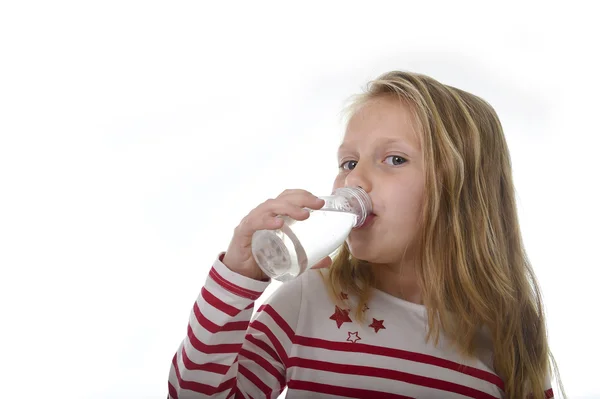 Linda niña dulce con ojos azules y cabello rubio 7 años de edad sosteniendo botella de agua potable — Foto de Stock