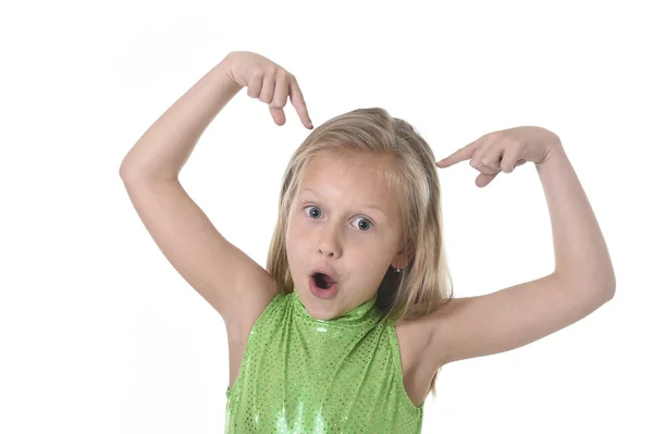 Linda niña apuntando su cabeza en partes del cuerpo aprendizaje gráfico escolar serie — Foto de Stock