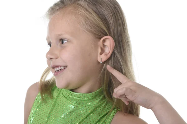 Cute dziewczynka, wskazując jej do ucha w części ciała nauka szkoła wykresu serie — Zdjęcie stockowe