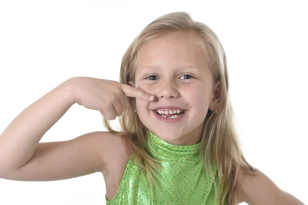 Cute Little Girl wskazując jej usta w części ciała uczenie się w szkole serie — Zdjęcie stockowe