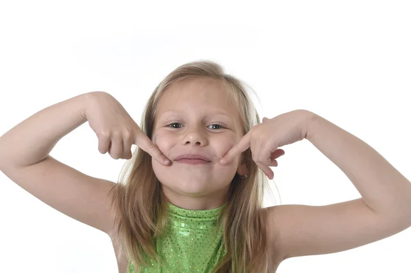 Schattig klein meisje wijst haar mond in lichaamsdelen leren school grafiek serie — Stockfoto