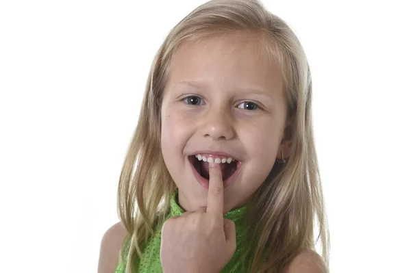 学習学校グラフ セリエの体の部分で彼女の歯を指しているかわいい女の子 — ストック写真