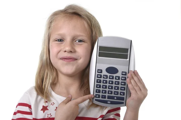 Doce bela criança feminina 6 a 8 anos segurando calculadora material escolar — Fotografia de Stock