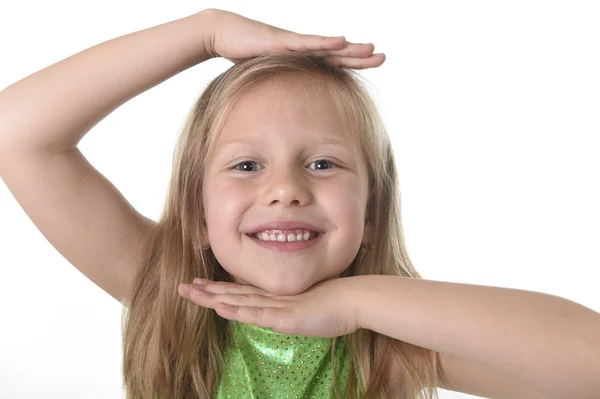 Linda niña mostrando la cabeza en partes del cuerpo aprendizaje gráfico de la escuela serie — Foto de Stock