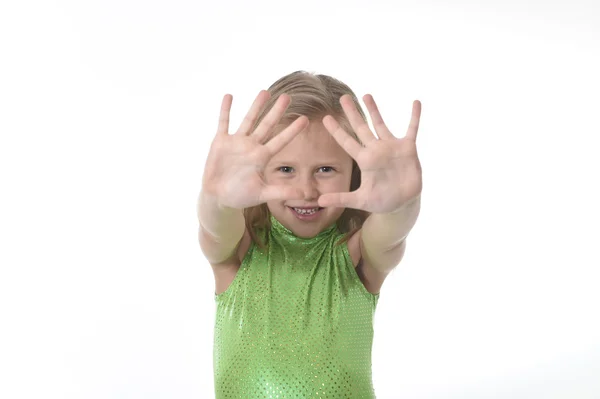 Roztomilá holčička, ukazuje rukou v části těla učení školy grafu serie — Stock fotografie