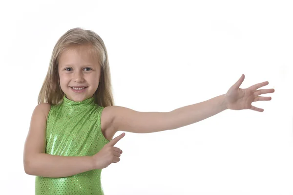 可爱的小女孩指着她的手臂在身体部位学习学校图表serie — 图库照片