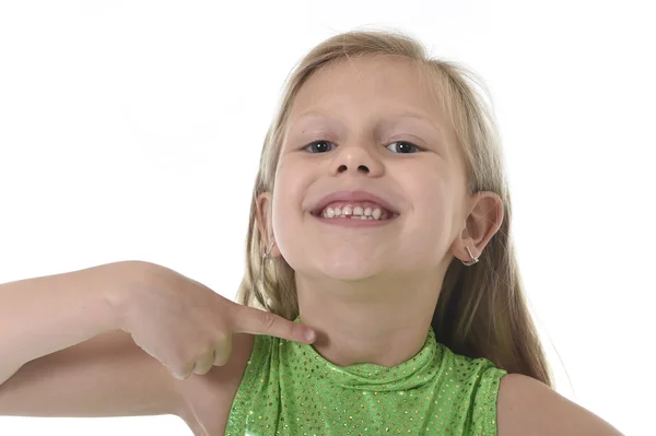 Linda niña apuntando su cuello en partes del cuerpo aprendizaje gráfico escolar serie — Foto de Stock