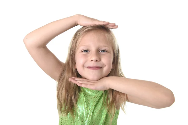 Милая маленькая девочка показывает голову в частях тела обучения школьные карты серии — стоковое фото