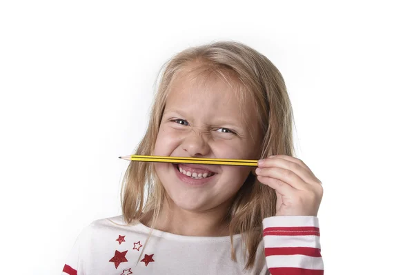 Doce bela criança feminina 6 a 8 anos de idade segurando lápis conceito de material escolar — Fotografia de Stock