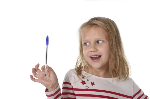Dulce hermosa niña de 6 a 8 años de edad celebración de bolígrafo escuela suministros concepto — Foto de Stock