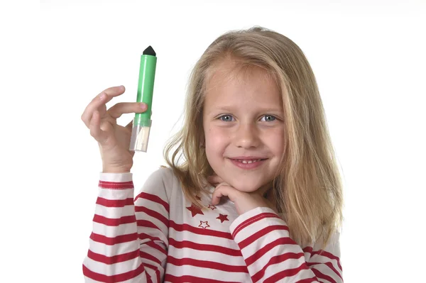 Doce bela fêmea criança segurando desenho e escrita marcador escola suprimentos conceito — Fotografia de Stock