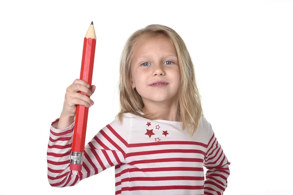 Dulce hermosa niña de 6 a 8 años de edad sosteniendo enorme pluma roja escuela suministros concepto — Foto de Stock