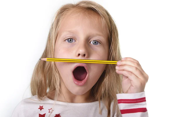 Zoete mooie vrouwelijke kind 6 tot en met 8 jaar oude bedrijf potlood school levert concept — Stockfoto