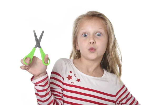 Сладкий красивый ребенок женского пола 6-8 лет с ножницами в руках концепция школьных принадлежностей — стоковое фото