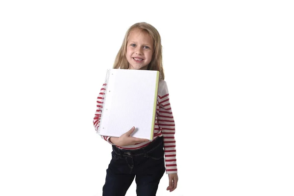 Söta vackra kvinnliga barn 6 till 8 år gammal anläggning notebook — Stockfoto