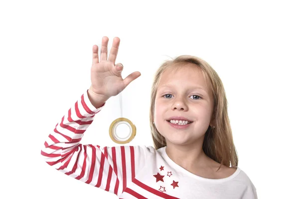 Söta vackra kvinnliga barn med blå ögon håller självhäftande transparent tejp skolan levererar — Stockfoto