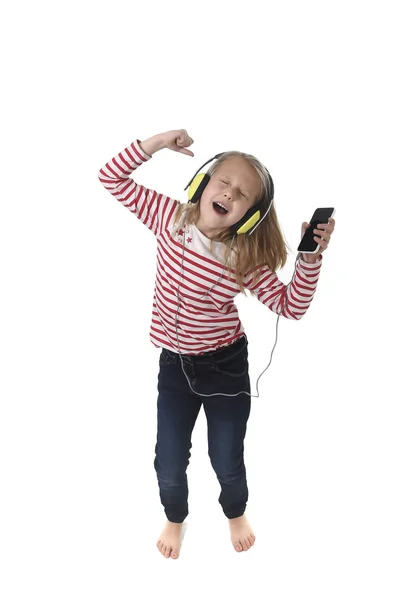 Słodka dziewczynka z blond włosy słuchanie muzyki z headp — Zdjęcie stockowe