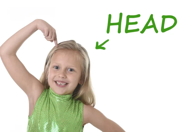 Linda niña apuntando su cabeza en partes del cuerpo aprendiendo palabras en inglés en la escuela — Foto de Stock