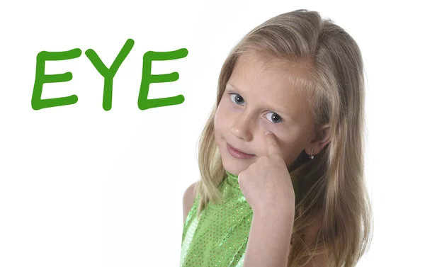 Linda niña apuntando su ojo en partes del cuerpo aprendiendo palabras en inglés en la escuela — Foto de Stock