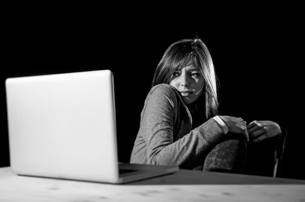 Online zaklatás, ijedt és depressziós kamasz lány ki vannak téve, a cyber-zaklatás és internetes zaklatás — Stock Fotó