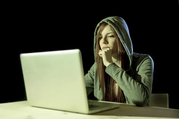 Junge attraktive Teen-Frau trägt Kapuze auf Hacking Laptop Computer Cybercrime Cybercrime Konzept — Stockfoto