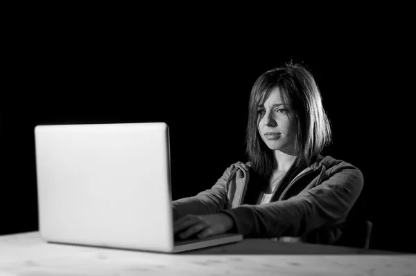 Jonge aantrekkelijke tiener vrouw dragen kap op laptop computer cybercriminaliteit cyber crime concept hacken — Stockfoto