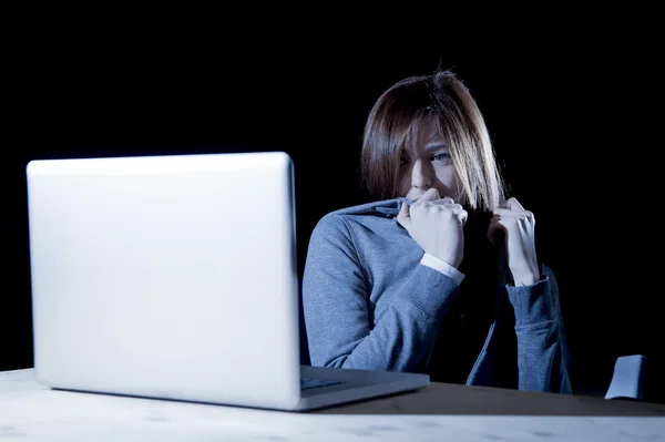 Adolescente che soffre di cyberbullismo spaventato e depresso esposto al cyber bullismo e molestie su internet — Foto Stock