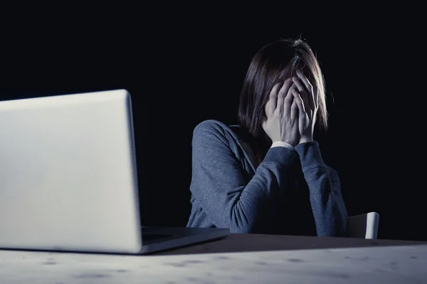 Девочка-подросток, страдающая от киберзапугивания испуганная и подавленная, подверженная кибер-издевательствам и интернет-домогательствам — стоковое фото