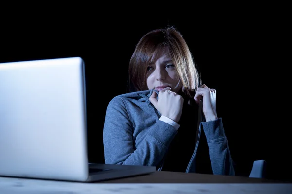 Adolescente che soffre di cyberbullismo spaventato e depresso esposto al cyber bullismo e molestie su internet — Foto Stock