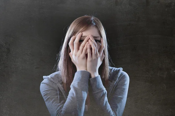 Teenager girl feeling lonely scared sad and desperate suffering — Stock Photo, Image