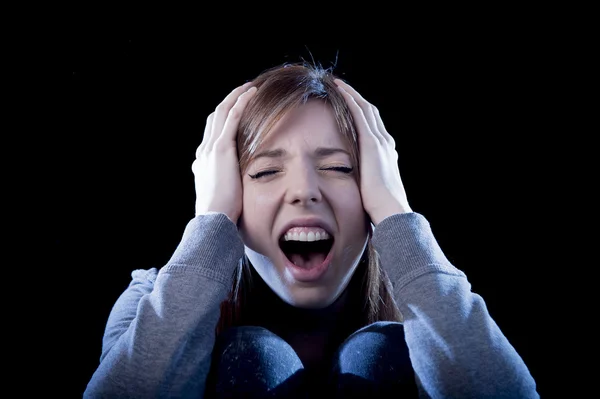 Teenager mit roten Haaren fühlt sich einsam schreiend verzweifelt als Mobbing-Opfer in Depressionen — Stockfoto