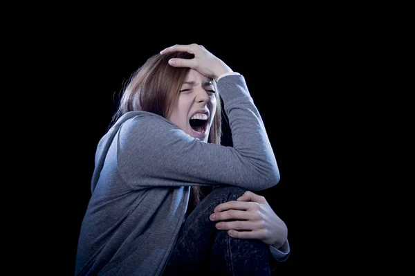 Teenager mit roten Haaren fühlt sich einsam schreiend verzweifelt als Mobbing-Opfer in Depressionen — Stockfoto