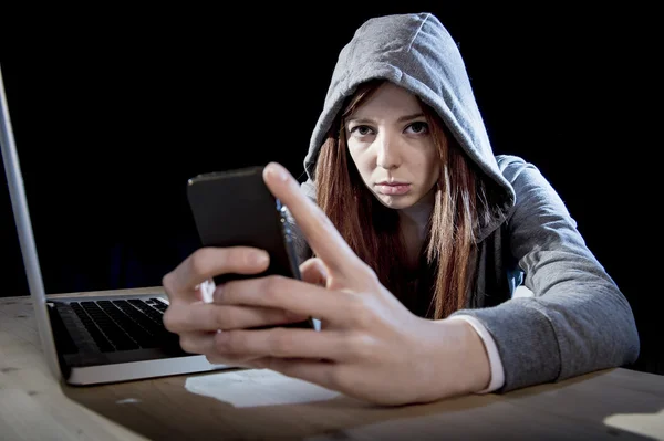 Adolescent fille hacker dans le capot en utilisant le téléphone mobile dans Internet expert en cybercriminalité ou cybercriminalité — Photo