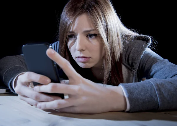 Teenager Mädchen schaut besorgt und verzweifelt auf Handy als Internet-Stalker Opfer missbraucht Cybermobbing Stress — Stockfoto