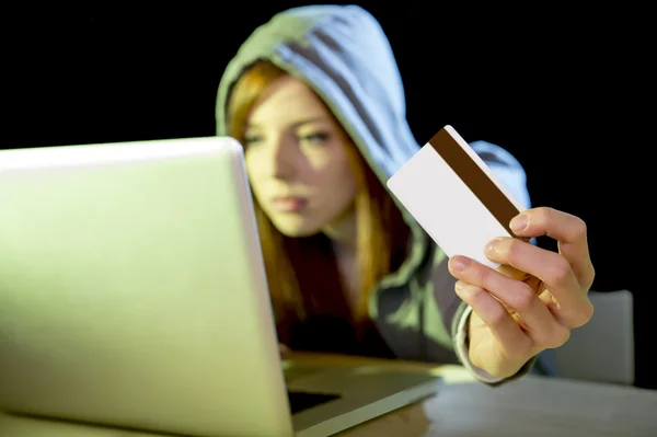 Hackermädchen mit Kreditkarte verletzt Privatsphäre bei Cyberkriminalität und Cyberkriminalität — Stockfoto