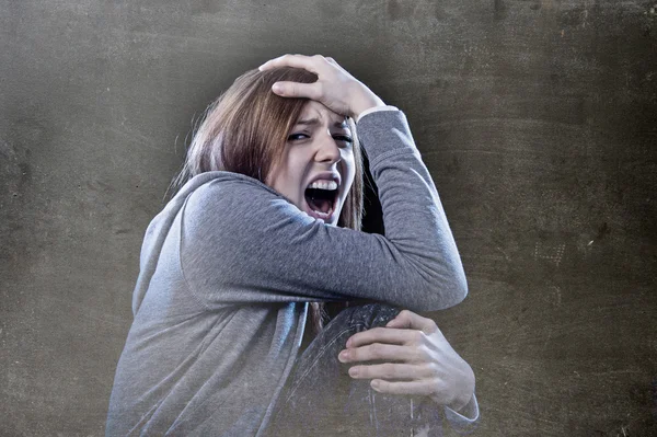 Adolescente ragazza con i capelli rossi sentirsi soli urlando disperato un — Foto Stock