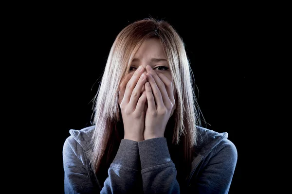Adolescente chica sintiéndose solo asustado triste y desesperado sufrimiento depresión bullying víctima —  Fotos de Stock