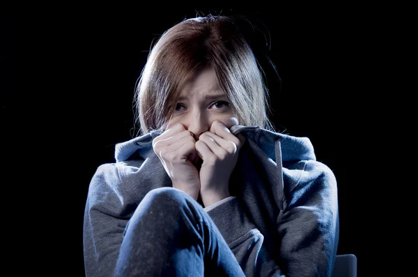 Adolescente ragazza in stress e dolore che soffre di depressione triste e spaventata nella paura espressione del viso — Foto Stock