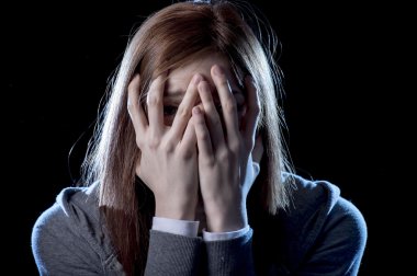 stres ve depresyon acı ve korku yüz ifadesinde korkmuş acı acı genç kız