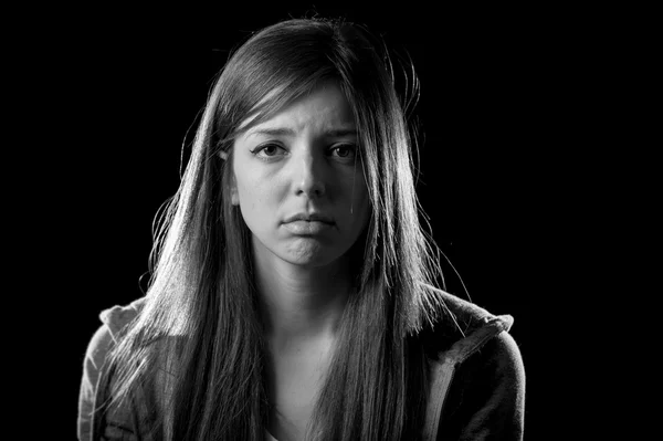 Tiener meisje in stress en pijn lijden depressie verdrietig en bang in angst gezicht expressie — Stockfoto