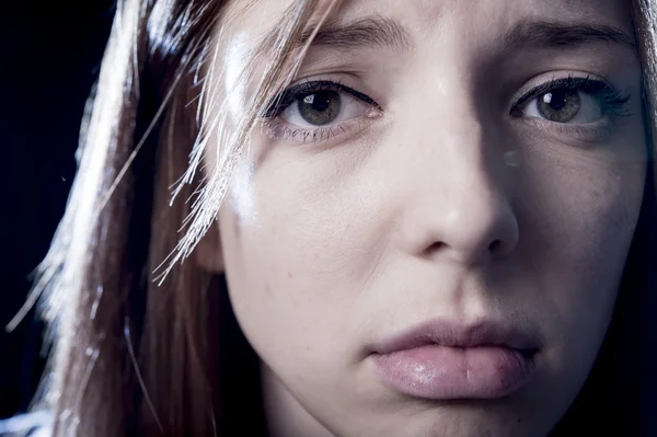 Tiener meisje in stress en pijn lijden depressie verdrietig en bang in angst gezicht expressie — Stockfoto