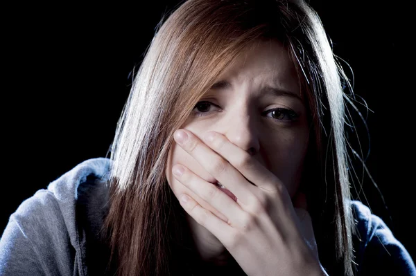 Gadis remaja stres dan nyeri menderita depresi sedih dan takut dalam ekspresi wajah takut — Stok Foto