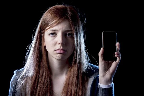 Adolescente preocupado segurando telefone celular como internet cyber bullying perseguido vítima abusada — Fotografia de Stock