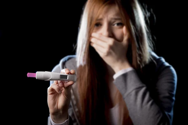 Jovem mulher assustada e chocada segurando teste de gravidez resultado positivo olhar infeliz — Fotografia de Stock