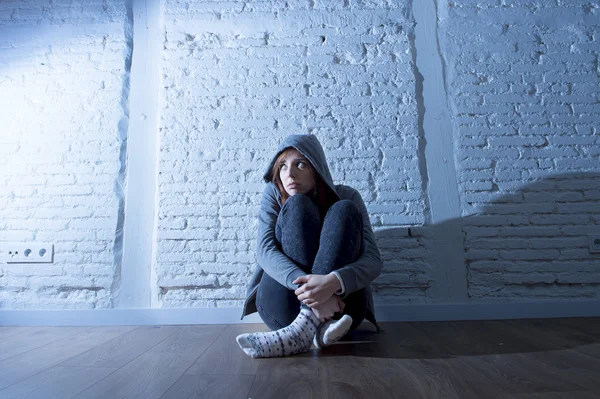 Teenager girl or young woman feeling sad and scared looking overwhelmed and depressed — Stock Photo, Image