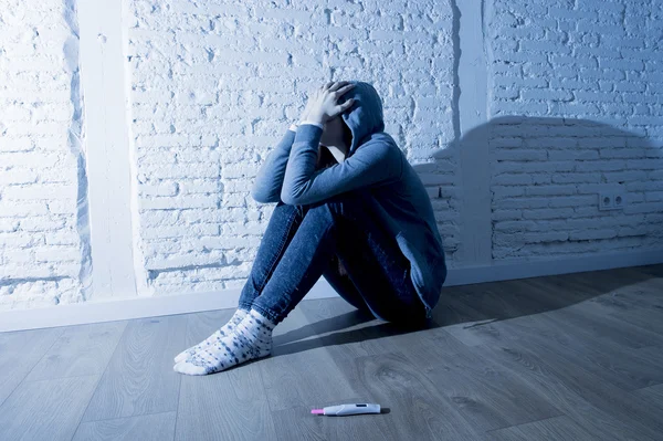 Jovem adolescente ou jovem em choque assustado após teste de gravidez positiva — Fotografia de Stock