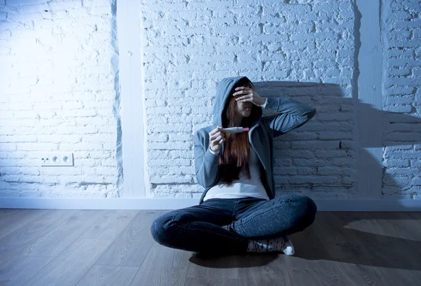 Jovem adolescente ou jovem em choque assustado após teste de gravidez positiva — Fotografia de Stock