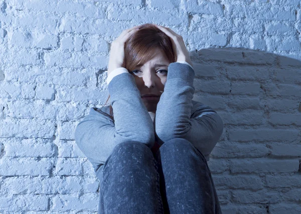Adolescente o mujer joven sintiéndose triste y asustado mirando abrumado y deprimido — Foto de Stock